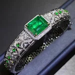Bracelet Émeraude Diamants Micro-Incrustés Bicolore Sublimez votre poignet avec ce bracelet élégant. Un bijou raffiné pour une brillance subtile et sophistiquée. — photo 7