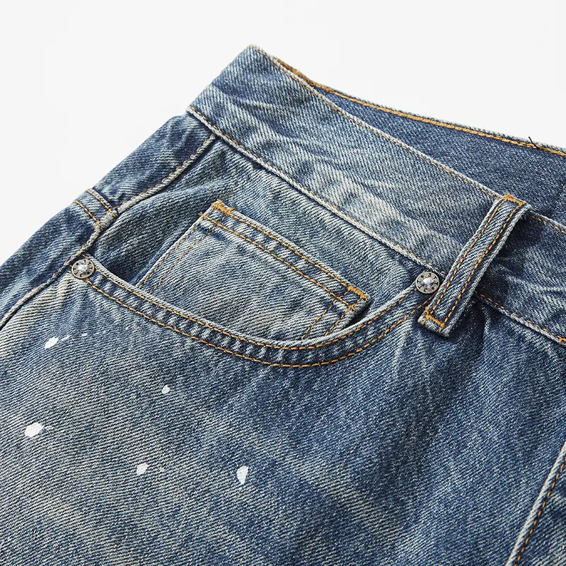 Heren jeans los retro met spetters. Casual en comfortabele mode. Vintage spijkerbroek met een relaxte pasvorm en een uniek design voor een stijlvolle look. — foto 9