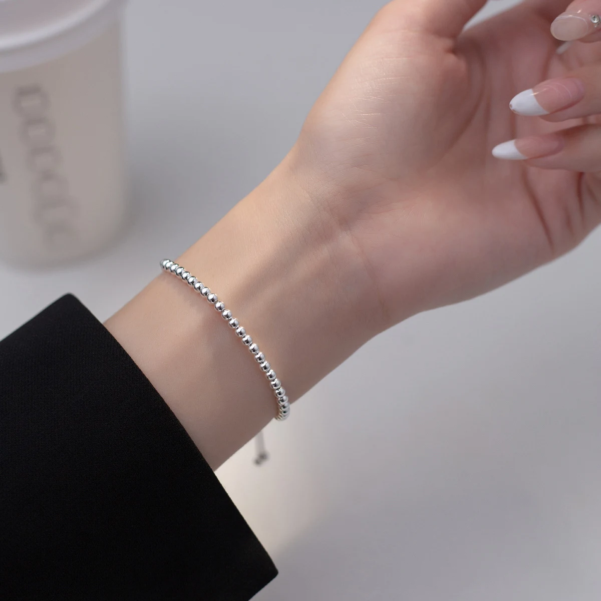 Pulseira Ajustável com Contas Leves em Prata 925, design delicado e moderno. Perfeita para uso diário e um presente especial. — foto 9