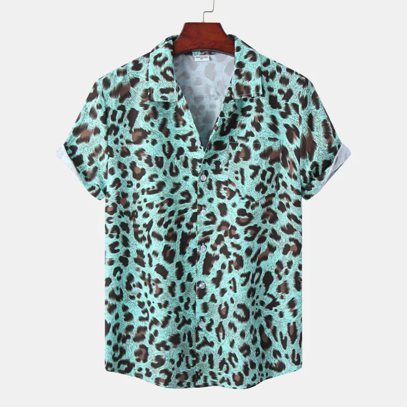 Camicia estiva hawaiana in seta ghiaccio con stampa digitale leopardo, colletto cubano, maniche corte e fiori. Freschezza e stile in spiaggia. — foto 4