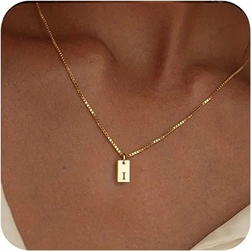 Colar feminino com pingente quadrado de aço inoxidável com 26 letras gravadas, resistente à corrosão, um presente único. — foto 26