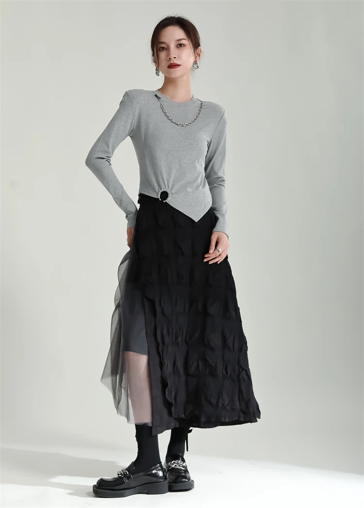 Saia plissada de malha cinza com costuras industriais e contraste para mulheres. Design moderno e sofisticado, ideal para diversas ocasiões. — foto 7