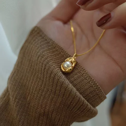 Title 3, Colar geométrico de pérola de ouro 18K e aço ti...
