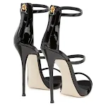 Stiletto mit wasserdichtem Plateau-Riemen. Stilvoller Schutz für Ihre Füße. Genieße Eleganz und Komfort bei jedem Wetter. — foto 2