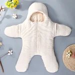 Saco de dormir para recém-nascido bebê de algodão colorido com estrelas e pés, pernas divididas para dormir seguro. — foto 1