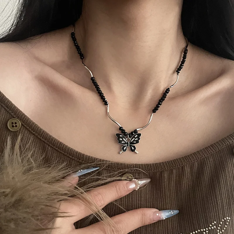 Colar de borboleta com contas pretas, um acessório feminino elegante e charmoso. Ideal para realçar seu visual em qualquer ocasião. Adicione estilo! — foto 6