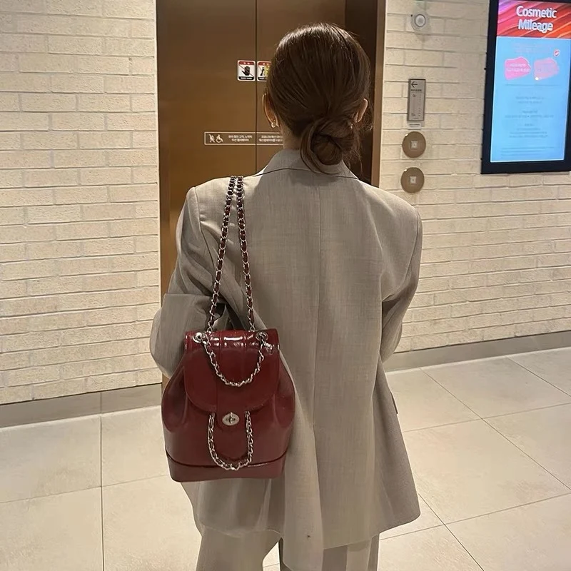 Mochila Mini Corrente Escolar de Couro Encerado, estilo colegial. Compacta e charmosa, ideal para o uso diário, com design moderno e resistente. — foto 6