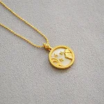 Colar minimalista com pingente de moeda redonda dourada e constelação de concha colorida. Charmoso e elegante para você. — foto 13