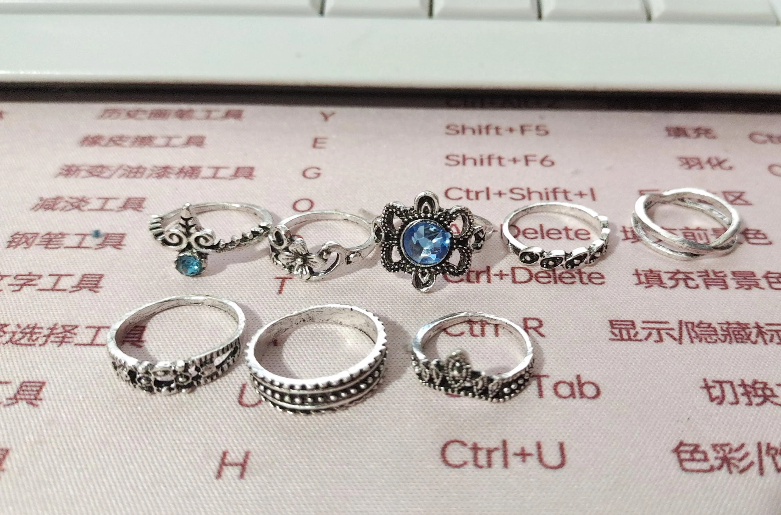 Anel vintage cravejado de diamantes Use este anel para adicionar brilho e elegância ao seu visual. Uma joia atemporal e sofisticada. — foto 3