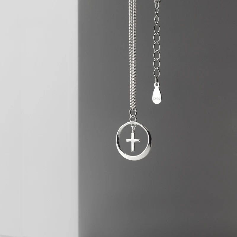 Colar com cruz de prata esterlina hip hop Ins, acessório estiloso e moderno para homens, ideal para um visual autêntico e cheio de atitude. — foto 1