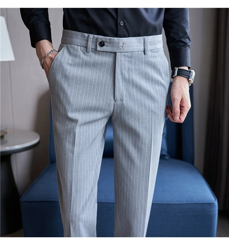 Calças de terno lápis listradas masculinas casuais com bordado de letras, design simples e moderno para um visual elegante e descontraído. — foto 6