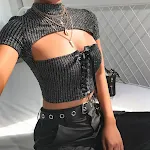 T-shirt estivo da donna a maniche corte in seta luminosa, leggero e fresco, perfetto per le giornate calde. Comfort e stile senza tempo. — foto 1