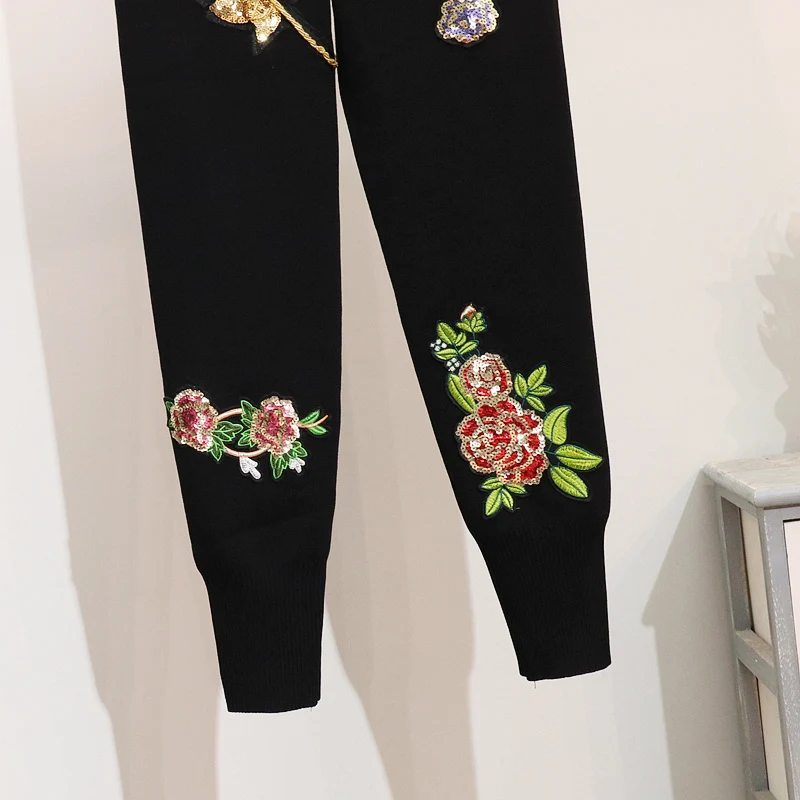 Completo moda donna, maglione a maniche lunghe con fiori di paillettes in stile europeo e pantaloni skinny – elegante — foto 7