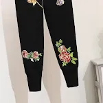 Completo moda donna, maglione a maniche lunghe con fiori di paillettes in stile europeo e pantaloni skinny – elegante — foto 7