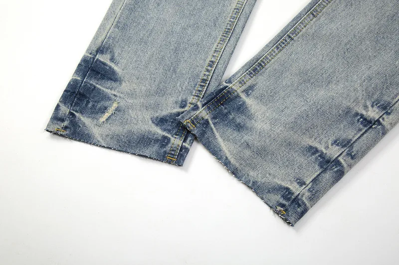 Hochwertige Streetwear Jeans, gewaschen und abgenutzt für einen lässigen Look. Bequeme Passform, stilvoll und ideal für jeden Tag. — foto 3