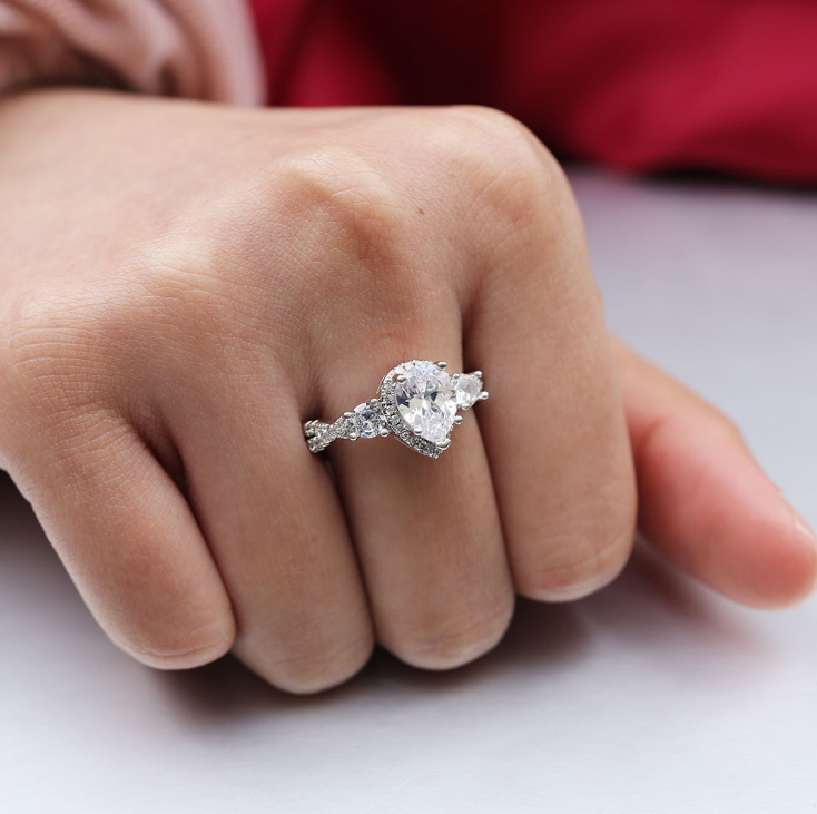 Anel feminino gota com zircônia e banhado Joia de moda para mulheres. Um acessório elegante para realçar sua beleza em diversas ocasiões. — foto 5