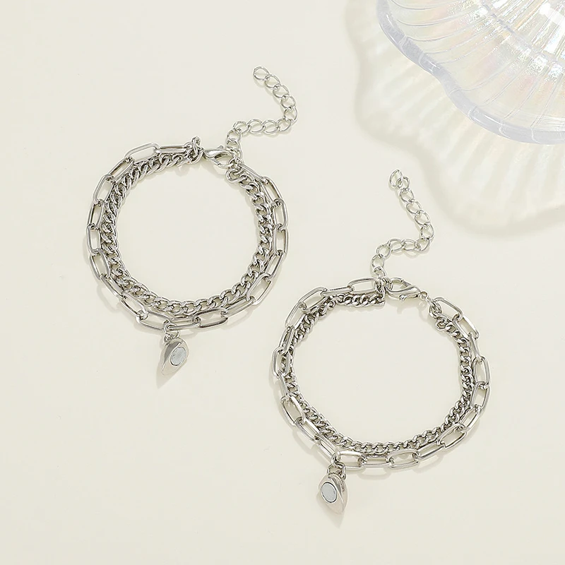 Pulseira para casal com fivela magnética de aço inoxidável, amor para sempre. Presente perfeito e moderno para celebrar a união. — foto 5