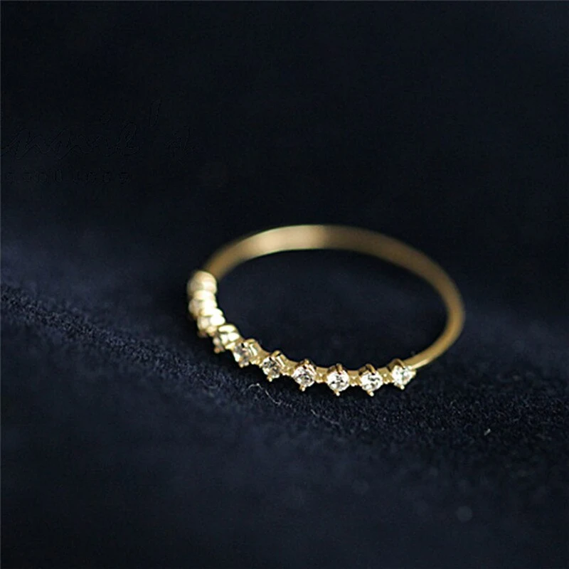 Anel de ouro amarelo 14k com renda japonesa de diamantes ultra-finos. Joia delicada e elegante para mulheres, perfeita para presentes. — foto 4