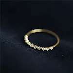 Anel de ouro amarelo 14k com renda japonesa de diamantes ultra-finos. Joia delicada e elegante para mulheres, perfeita para presentes. — foto 4