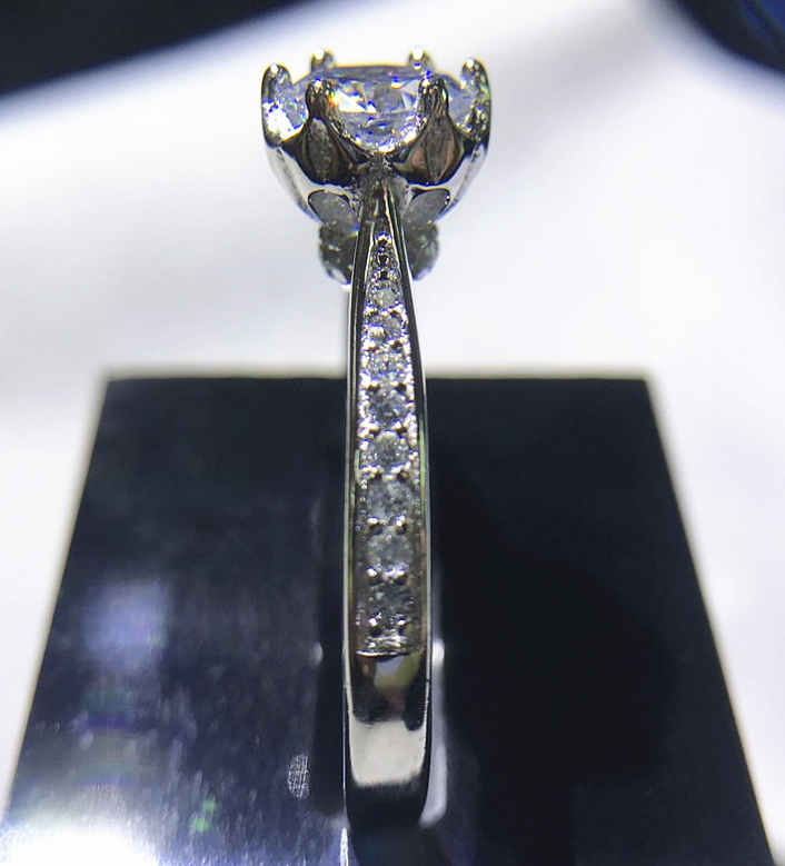 Anel de casamento feminino com flor de diamante de simulação e zircônia, perfeito para noivas e celebrações, um toque de elegância. — foto 6