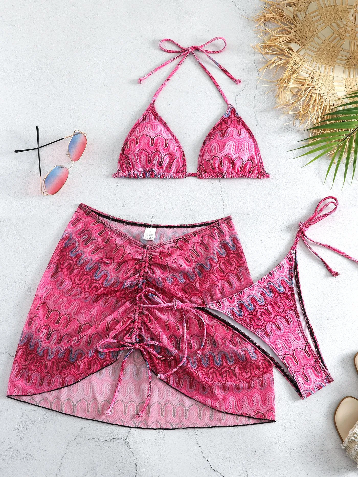 Costume da bagno a tre pezzi con gonna avvolgente in rete con coulisse e stampa. Perfetto per la spiaggia o la piscina, elegante e confortevole. — foto 5