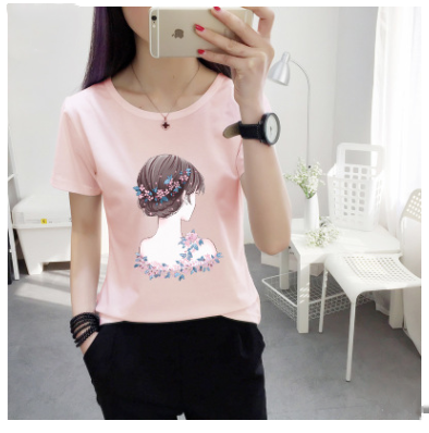 T-shirt estivo a maniche corte da donna, ampio e compassionevole. Abbigliamento studentesco ideale per l'estate, comodo e alla moda. — foto 16