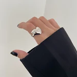 Anel feminino de coração de amor tridimensional prateado. Demonstre seu carinho com este anel elegante e romântico. Joia perfeita para presentear. — foto 8