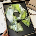 Écharpe en soie Boxer, petite et élégante avec motif de peinture à l'encre, accessoire de mode pour sublimer votre look. — photo 40