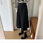 Bleistiftrock mit hoher Taille und schlanker, fließender Silhouette. Erzeugt ein schmeichelhaftes, feminines Erscheinungsbild. — foto 3