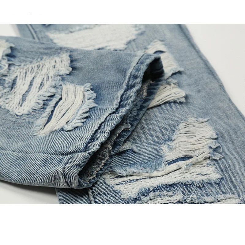 Blaue Street Fashion Jeans für Herren und Damen, gerade geschnitten. Bequeme Passform und lässiger Stil für den Alltag oder besondere Anlässe. — foto 2