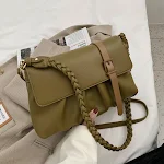 Bolsa Mensageiro Quadrada Pequena Dobrável Feminina. Uma bolsa fashion, compacta e versátil, perfeita para mulheres que buscam praticidade e elegância. — foto 3