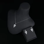 Conjunto de Brincos e Colar com Pingente de Folha Simples e Zircônia. Elegância discreta para realçar seu look. Presente perfeito. — foto 11