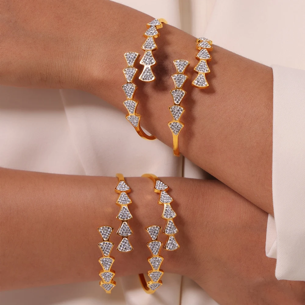 Pulseira feminina geométrica de aço titânio com mola, design moderno e elegante. Conforto e durabilidade para complementar seu estilo. Perfeita para você. — foto 3