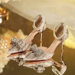 Salto Alto de Pérolas Vazadas com Laço de Strass e Bico Fino, Ideal para Festas e Ocasiões Especiais, Brilho e Glamour. — foto 8