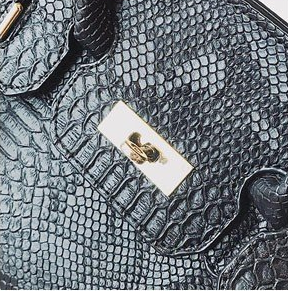 Borsa platinum con contrasto snake. Accessorio elegante e sofisticato per donne. Perfetta per ogni occasione, valorizza il tuo stile con un tocco di lusso. — foto 6