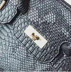 Borsa platinum con contrasto snake. Accessorio elegante e sofisticato per donne. Perfetta per ogni occasione, valorizza il tuo stile con un tocco di lusso. — foto 6