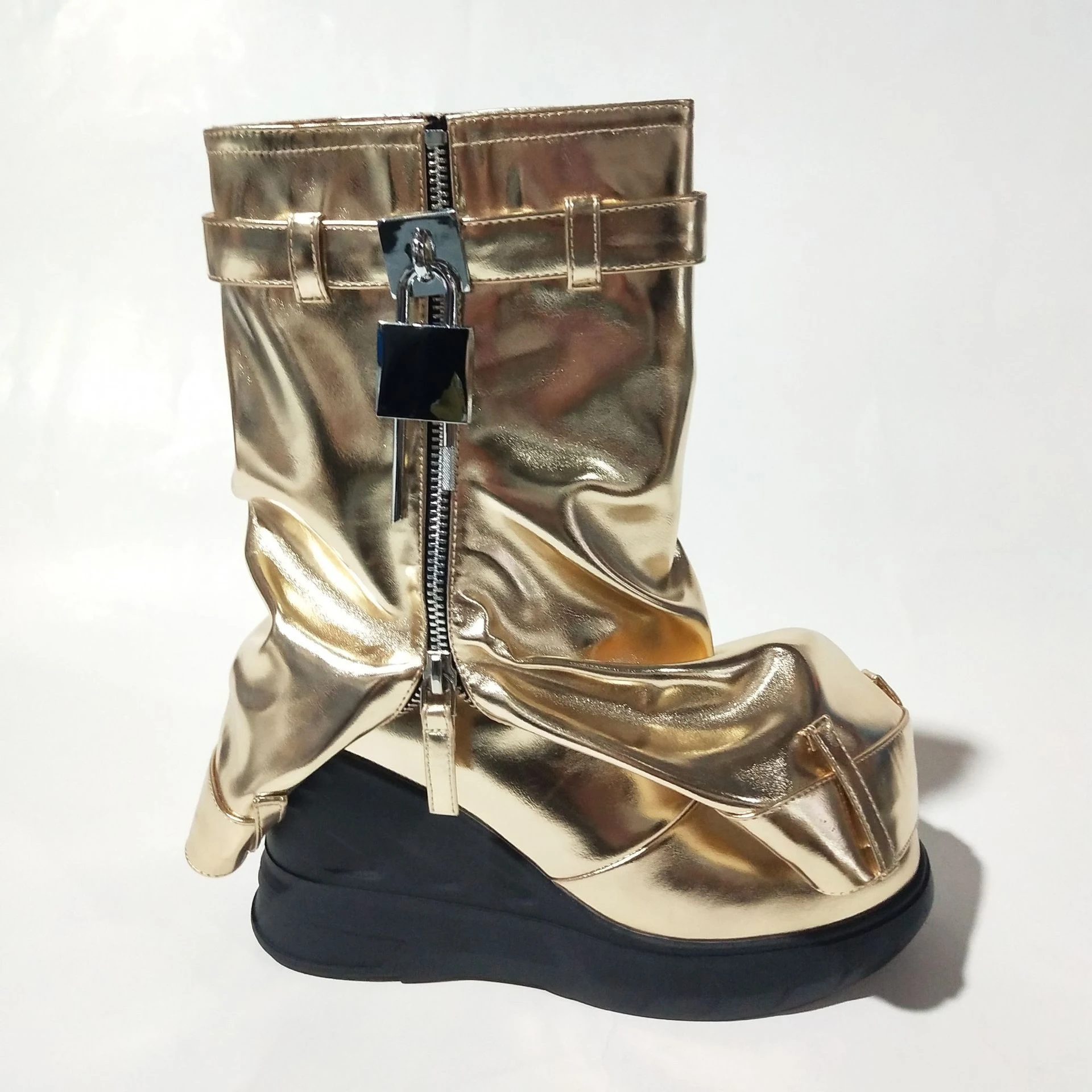 Scarpe da donna con fibbia a squalo e suola spessa. Comfort e stile audace per un look unico e sempre alla moda. Indossa l'originalità! — foto 11