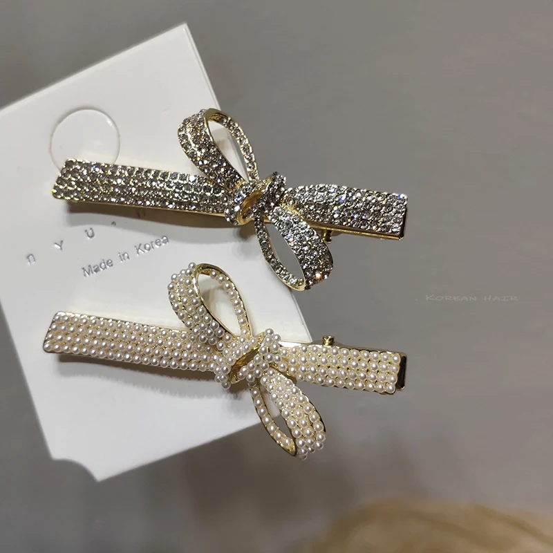 Elegante horquilla metálica dulce con perla, diamante y lazo, clip de pico de pato para mujer, adorno femenino ideal. — foto 4