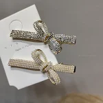 Elegante horquilla metálica dulce con perla, diamante y lazo, clip de pico de pato para mujer, adorno femenino ideal. — foto 4