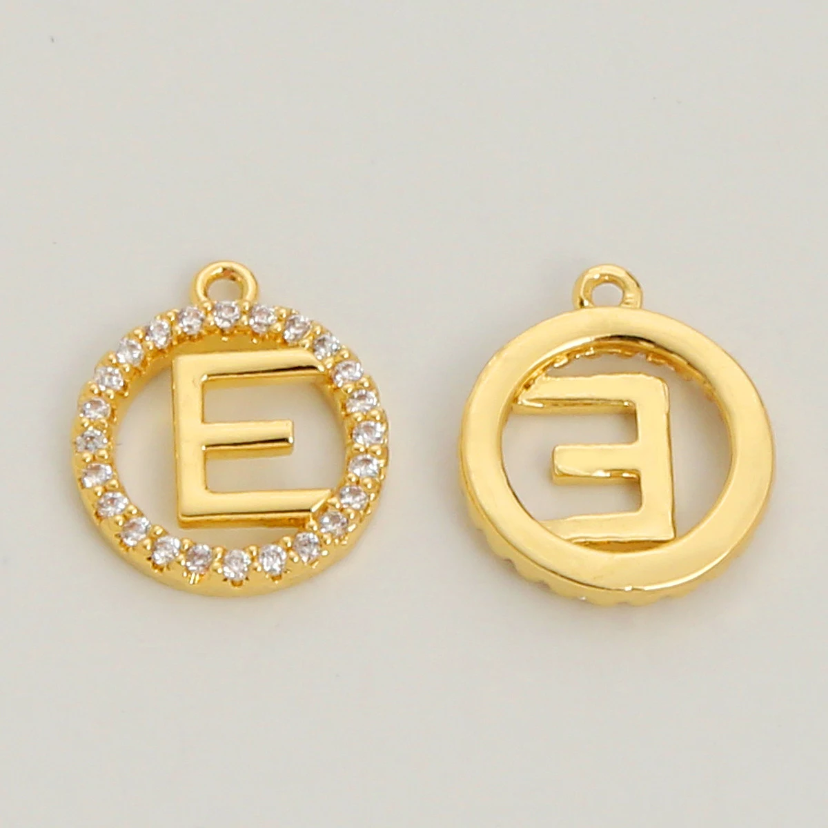 Colar com pingente de letra inglesa vazada de zircônia, banho de cobre e ouro 14K. Um acessório elegante para realçar seu visual diário com sofisticação. — foto 26