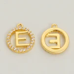 Colar com pingente de letra inglesa vazada de zircônia, banho de cobre e ouro 14K. Um acessório elegante para realçar seu visual diário com sofisticação. — foto 26