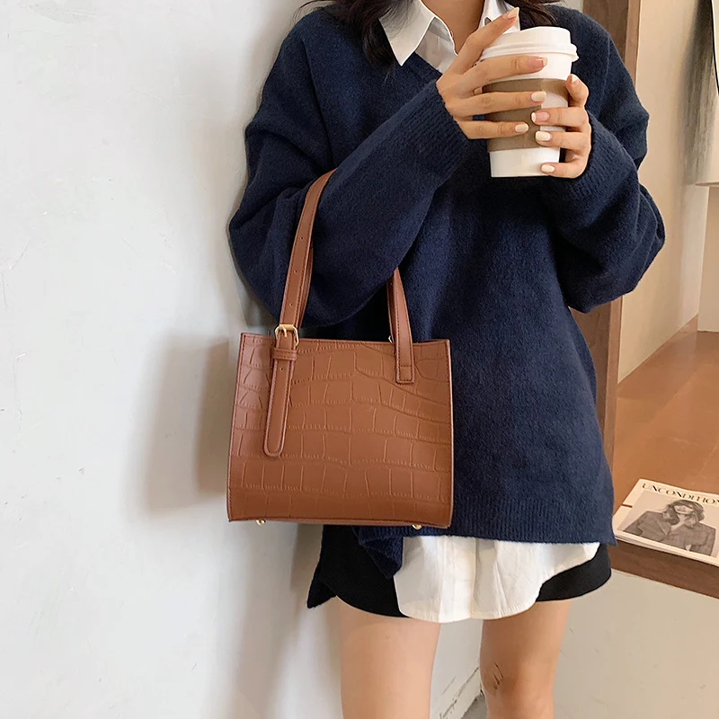 Title 9, Western style single shoulder handbag, offering...