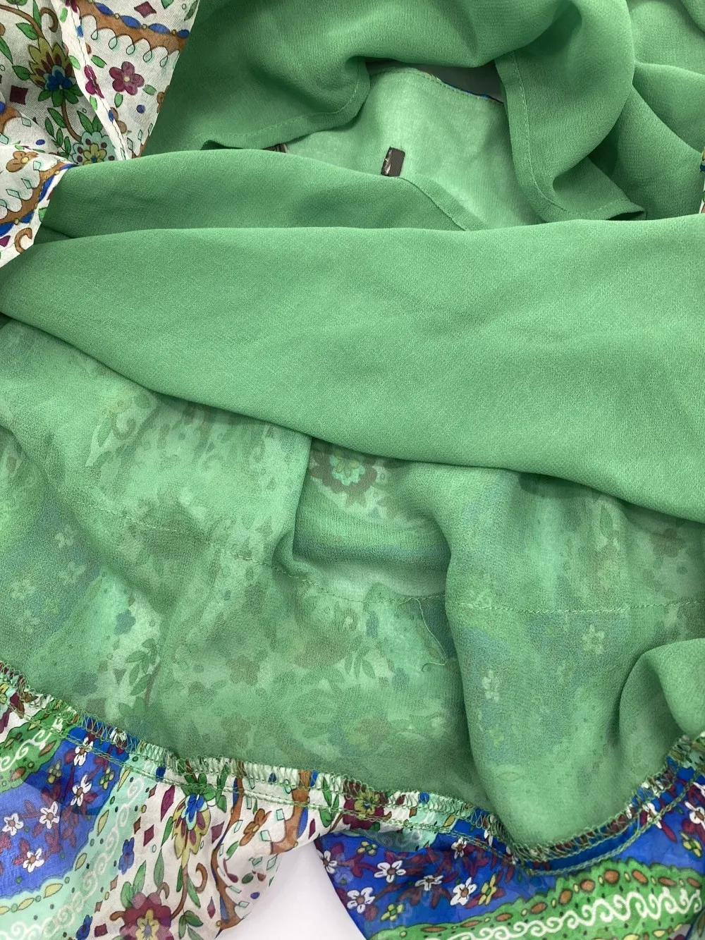 Falda floral de seda verde ondulada vintage. Elegancia atemporal, fluidez y comodidad para un look bohemio chic, ideal para cualquier ocasión. — foto 3