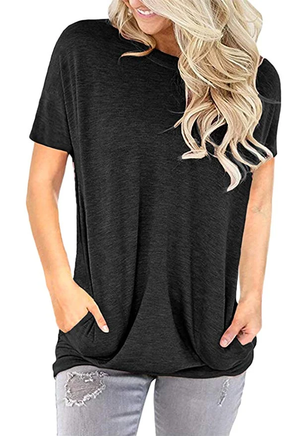 Camiseta com gola redonda, manga morcego curta e bolso. Conforto e estilo em uma só peça, perfeita para o dia a dia. Combine com seus looks favoritos! — foto 2