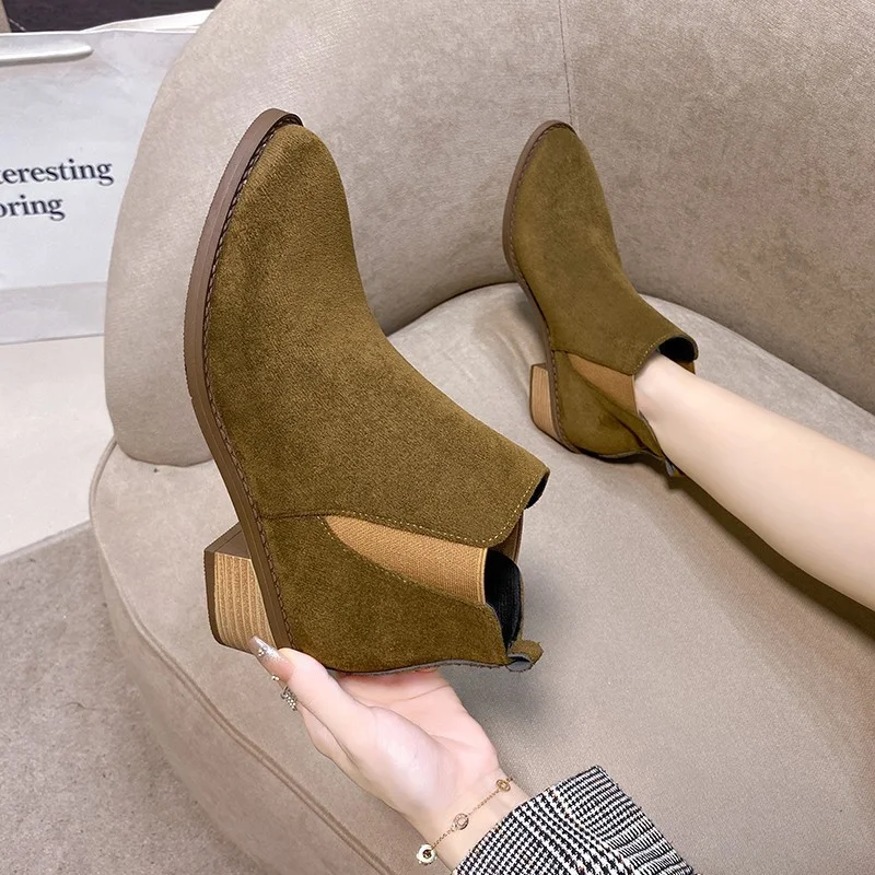 Botas Martin Plus Size Bico Fino Salto Grosso com Zíper Lateral para Conforto e Estilo Moderno em Seus Pés — foto 7