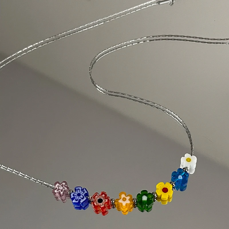 Colar feminino ajustável com flor de vidro, um acessório elegante e versátil. Ideal para qualquer ocasião, realce seu estilo com este colar único. — foto 3