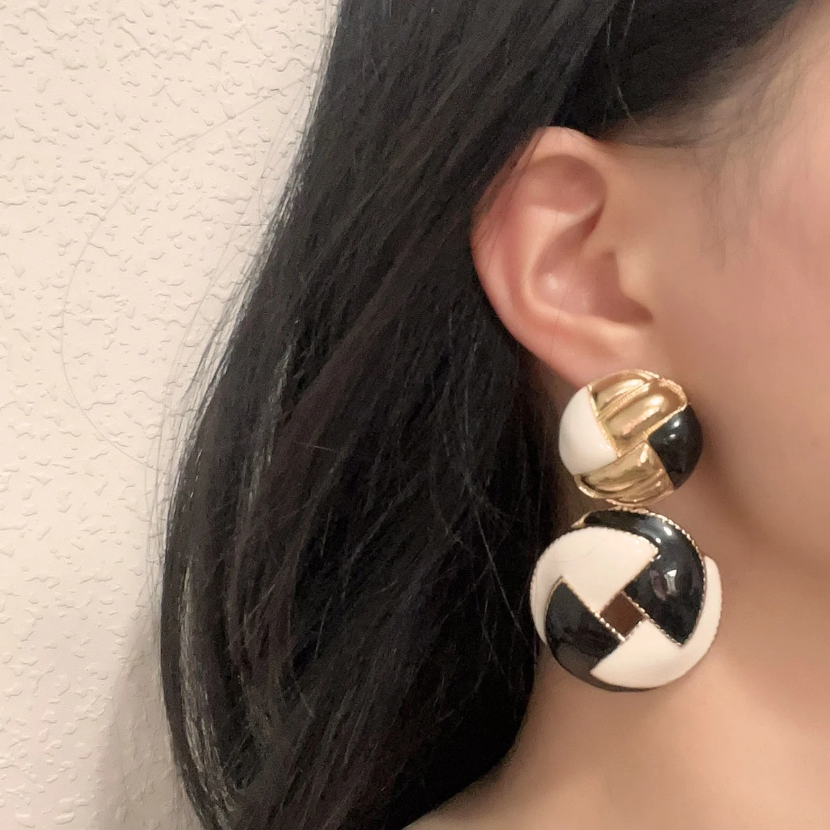 Brincos redondos geométricos gotejantes preto e branco fashion, modernos e estilosos, adicionam um toque de elegância a qualquer look. — foto 6