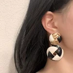 Brincos redondos geométricos gotejantes preto e branco fashion, modernos e estilosos, adicionam um toque de elegância a qualquer look. — foto 6