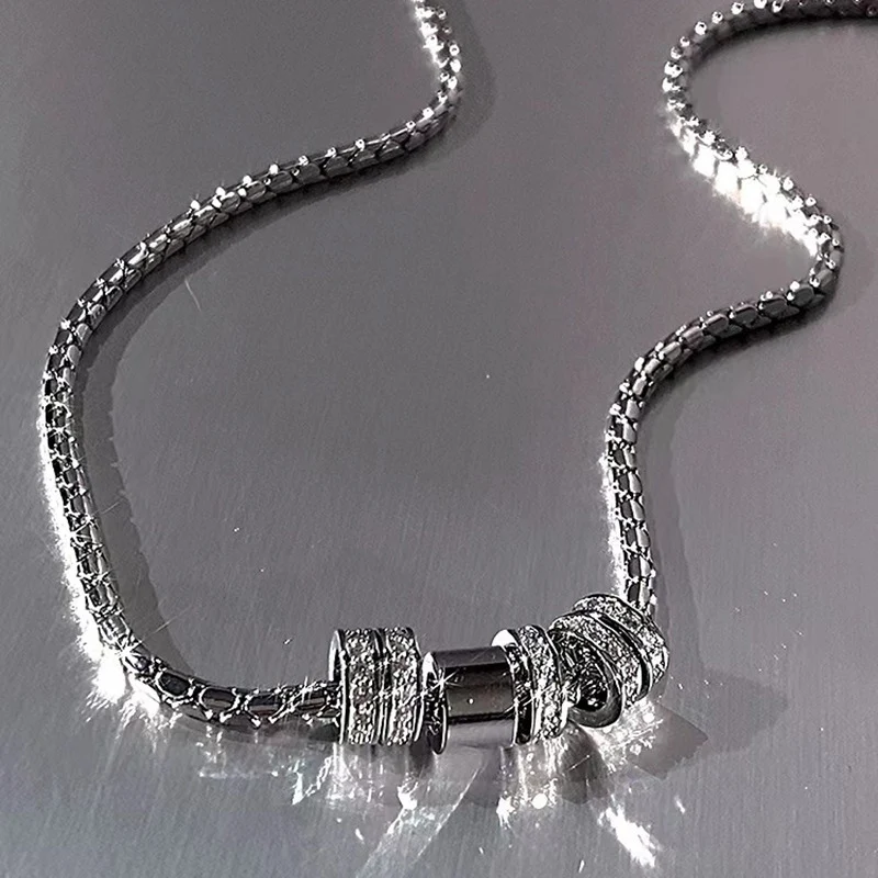 Colar com pingente de anel de strass de nicho. Design exclusivo, perfeito para realçar seu estilo e adicionar brilho ao seu visual. Joia elegante e sofisticada. — foto 6