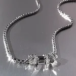 Colar com pingente de anel de strass de nicho. Design exclusivo, perfeito para realçar seu estilo e adicionar brilho ao seu visual. Joia elegante e sofisticada. — foto 6